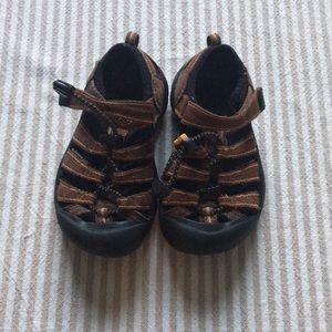 Toddler keen shoes size 9